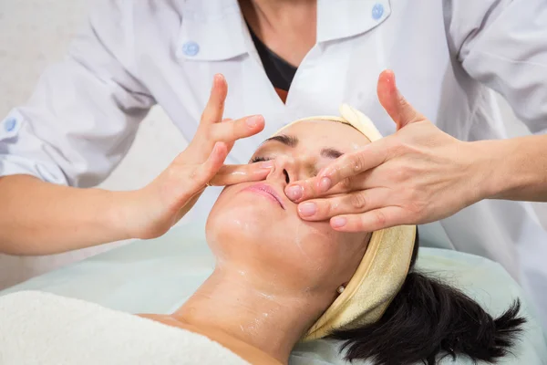 Esteticista aplicación de crema cosmética — Foto de Stock