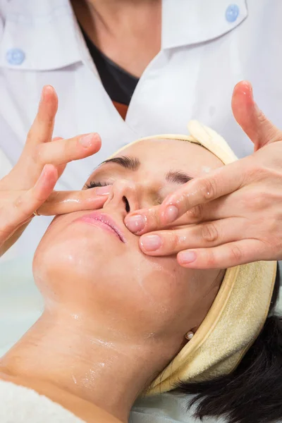 Mujer joven recibiendo máscara facial — Foto de Stock