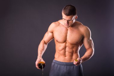 Kaslı adam bira yere dökme