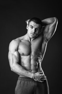 kaslı adam vücut geliştirmeci