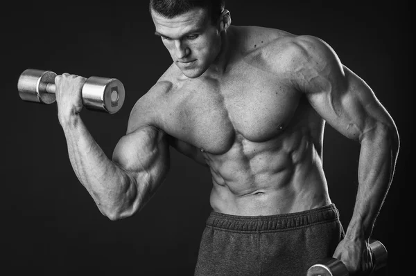 Hombre haciendo ejercicio con pesas —  Fotos de Stock