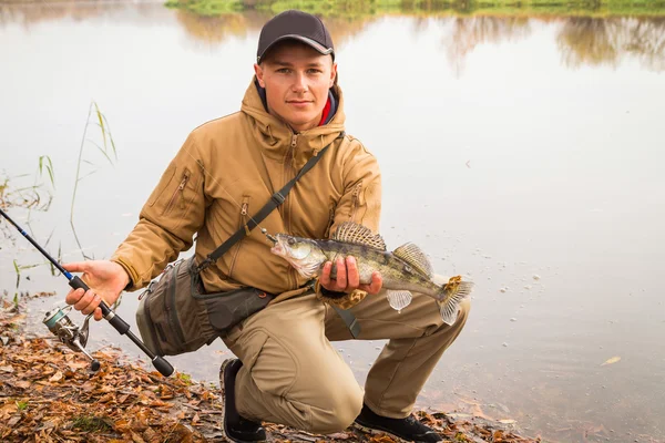 Um jovem com um peixe — Fotografia de Stock