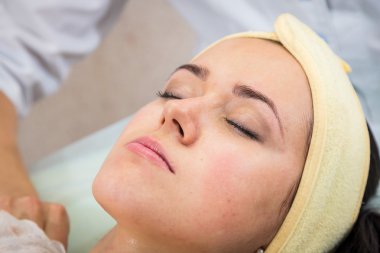 Kadın yüz masajı yaptırıyor