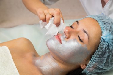 Genç kadın alıcı yüz maskesi