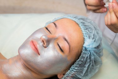 Genç kadın alıcı yüz maskesi