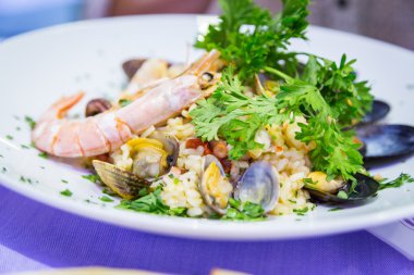 Deniz ürünleri ile çanak