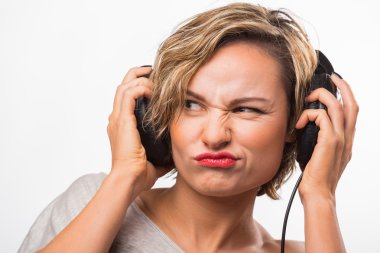 Kulaklığımda muhteşem sarışın