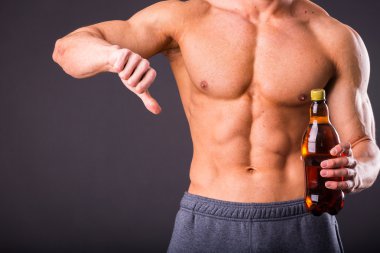 Adam elinde bir bira ile