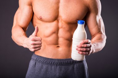 Bir şişe süt Holding'in vücut geliştirmeci