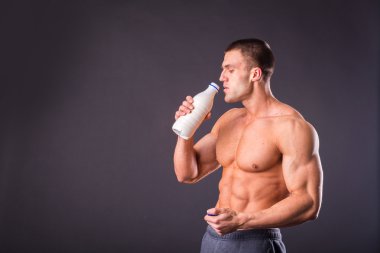 Bir şişe süt Holding'in vücut geliştirmeci