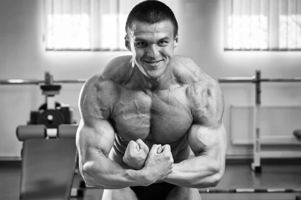 Musclé homme bodybuilder — Photo