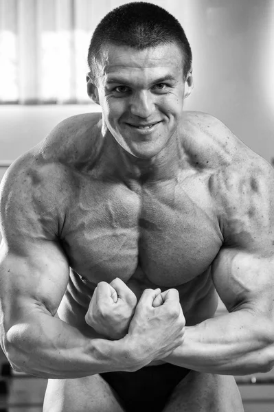 Muscular man bodybuilder — Stock Photo, Image