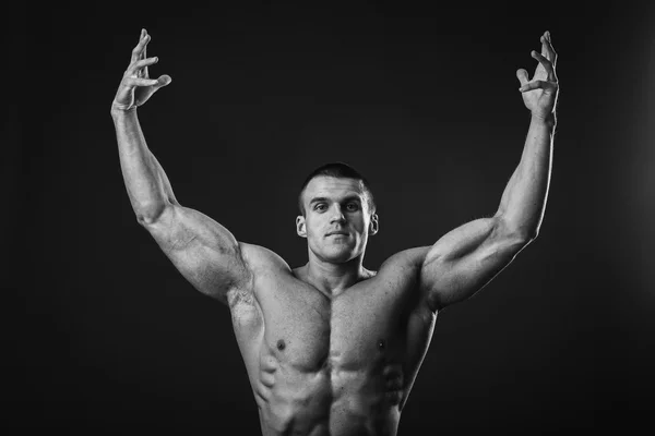 Μυώδης άνδρας bodybuilder — Φωτογραφία Αρχείου