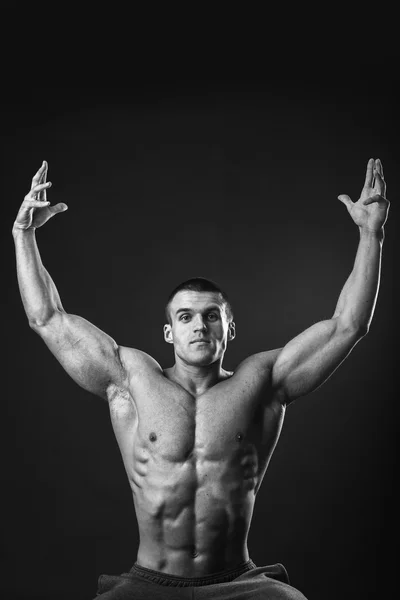 Gespierde man bodybuilder — Stockfoto