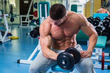 spor salonunda halter alıştırmalar yapan erkek