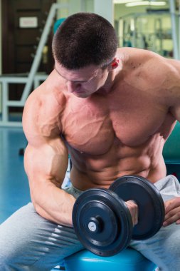 spor salonunda halter alıştırmalar yapan erkek