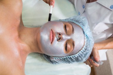 Genç kadın alıcı yüz maskesi