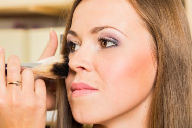 Sanatçı makyaj modeli için yapıyor