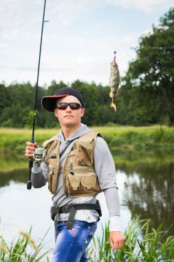 Nehir kıyısındaki balıkçı