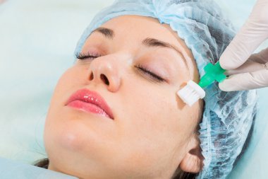 Terapist uygulayarak maske yüz