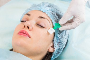 Terapist uygulayarak maske yüz