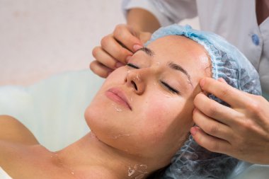 Genç kadın alıcı yüz maskesi