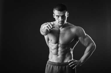 kaslı adam vücut geliştirmeci