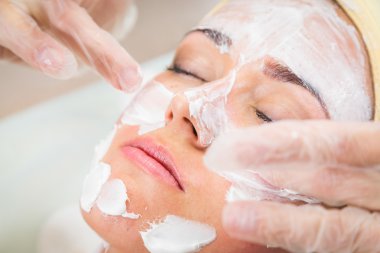 Genç kadın alıcı yüz maskesi