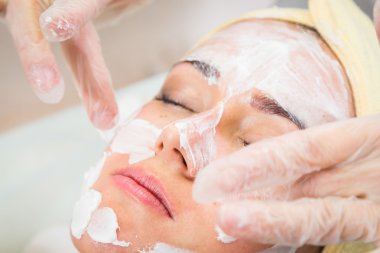 Genç kadın alıcı yüz maskesi