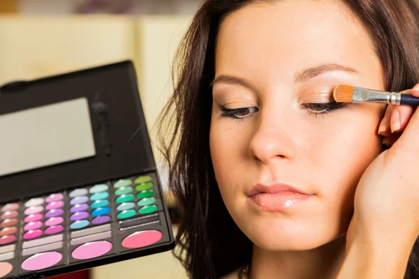 Artista facendo make-up per il modello — Foto Stock