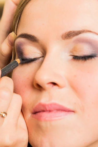 Umělec dělá make-up pro model — Stock fotografie