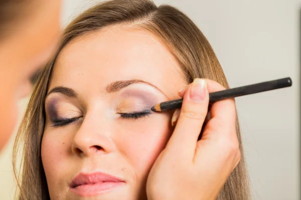 Artista facendo make-up per il modello — Foto Stock
