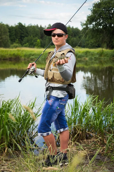 Pescador en la orilla del río — Foto de Stock