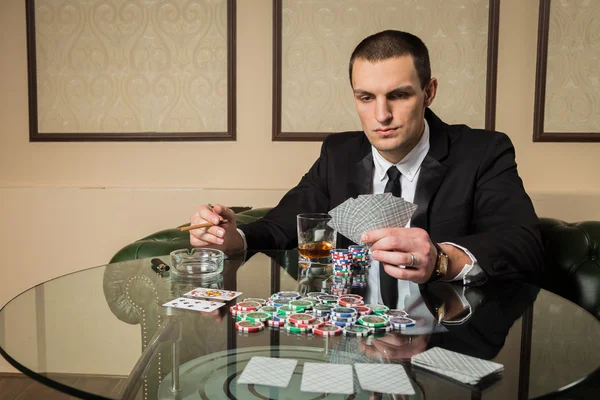 Joueur de poker au casino — Photo