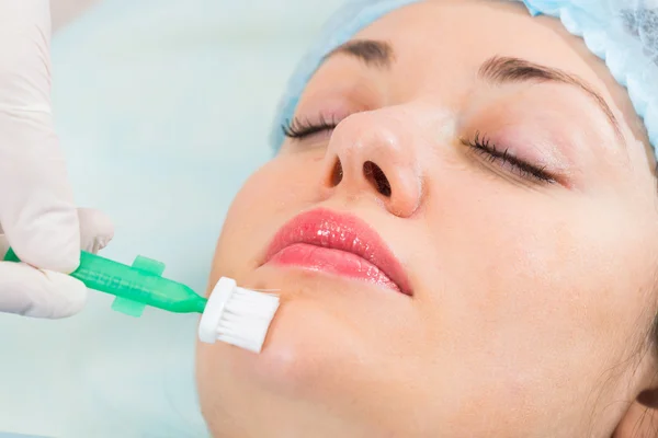 Therapist applying mask to face — Stock Photo, Image