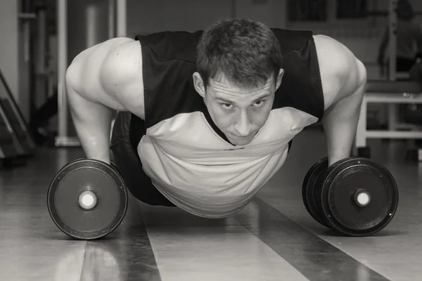 Homem fazendo exercício push-up com halteres — Fotografia de Stock