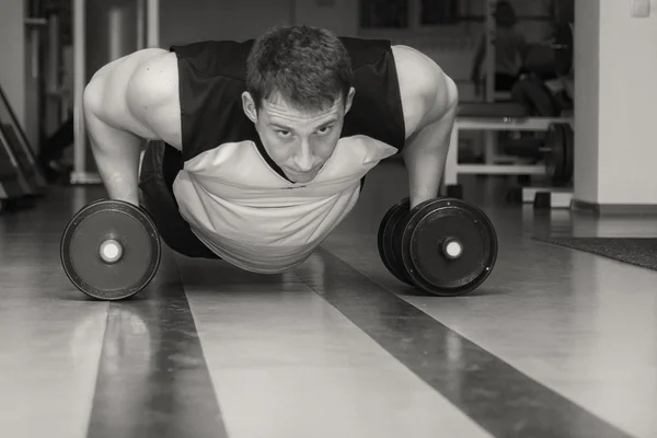 Hombre haciendo ejercicio push up con pesas — Foto de Stock