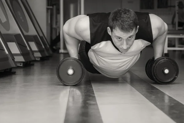 Hombre haciendo ejercicio push up con pesas — Foto de Stock