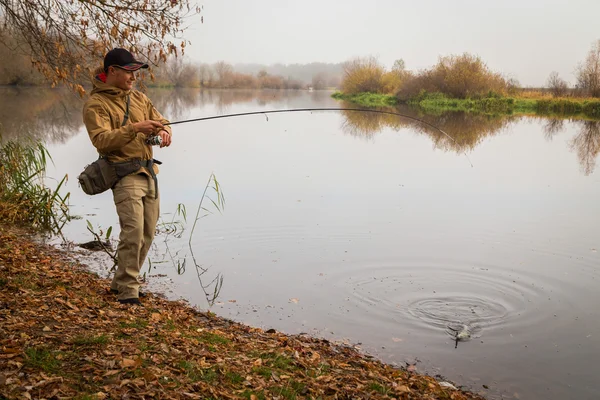 Pescador con spinning — Foto de Stock