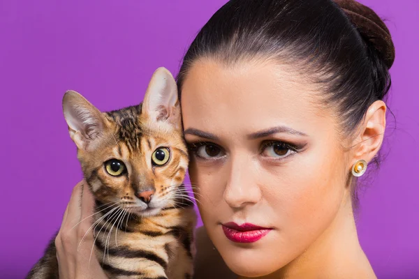 Menina com um gato bengala . — Fotografia de Stock