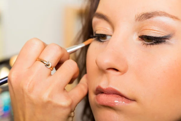 Artista haciendo maquillaje para modelo —  Fotos de Stock