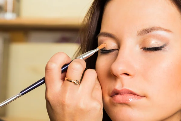 Kunstenaar doen make-up voor model — Stockfoto