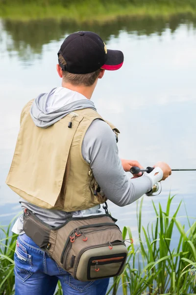 Nehir kıyısındaki balıkçı