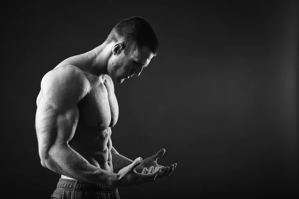 Muscular man bodybuilder — Stock Photo, Image