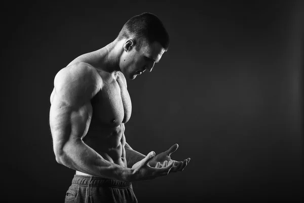 Muscular man bodybuilder — Stock Photo, Image