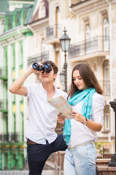 Pareja con mapa y binocular en la calle — Foto de Stock