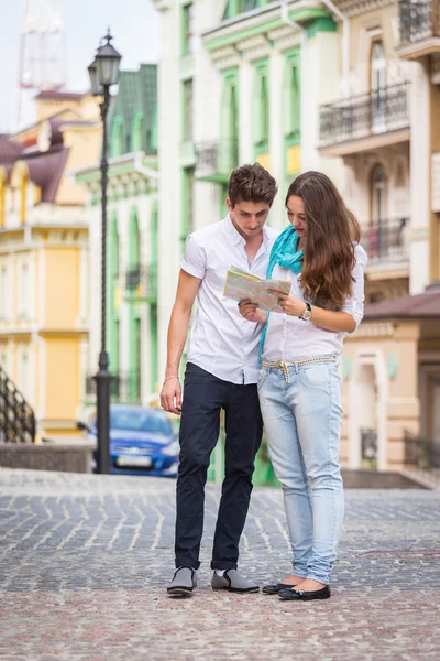 Pareja caminando por la calle — Foto de Stock