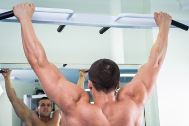 Adam egzersizleri spor salonunda yapar..