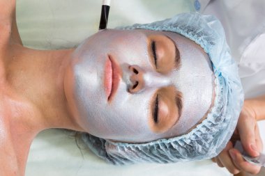 Genç kadın alıcı yüz maskesi