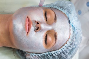 Genç kadın alıcı yüz maskesi